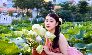 Kiếm tiền triệu mỗi ngày nhờ chụp sen Hồ Tây đầu mùa 