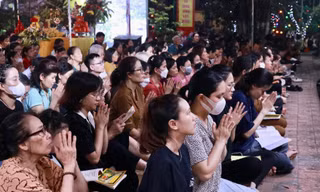 Người Hà Nội ngồi kín sân chùa Phúc Khánh làm lễ Vu Lan báo hiếu
