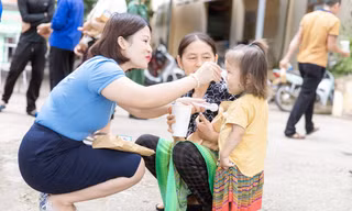 Cô giáo người Mường và hành trình mang 'bữa cơm có thịt' đến với trẻ em miền biên viễn 