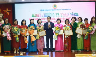 Biểu dương 30 nữ cán bộ cơ quan Trung ương Đoàn 'Giỏi việc nước, đảm việc nhà'