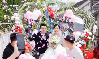 Chàng trai Nghệ An lấy vợ cách nhà 20m, cả xóm xúm vào làm xe hoa độc lạ