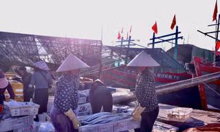 Tấp nập chợ cá Lạch Trường ngày nghỉ lễ