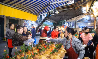 Gà ngậm hoa hồng 'chợ nhà giàu' hút khách ngày rằm tháng Giêng