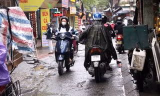 Người dân chật vật di chuyển trong con ngõ 'huyết mạch' chờ mở rộng