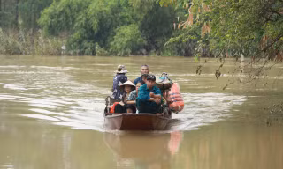 Bãi giữa sông Hồng ngập sâu, người dân đi chợ bằng thuyền 