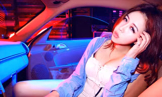Ngắm vòng một gợi cảm bên Porsche