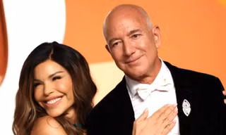 Video tỷ phú Amazon ‘vồ ếch’ khi đón bạn gái trở về từ vũ trụ