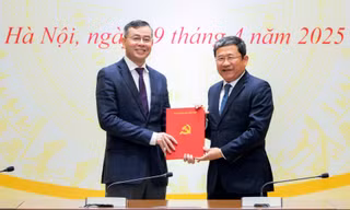 Bản tin 8H: Trao Quyết định chỉ định Chủ nhiệm Ủy ban Kiểm tra Đảng ủy Quốc hội