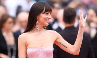 Nữ diễn viên '50 sắc thái' gầy trơ xương, mỹ nhân Pháp diện váy phản cảm tại Cannes