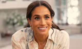 Meghan Markle bị mỉa mai giả tạo