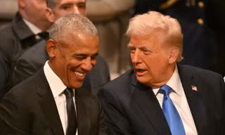 Ảnh ông Trump và ông Obama thân thiết gây bão mạng