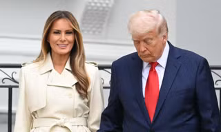 Khoảnh khắc lãng mạn hiếm hoi của ông Trump và bà Melania
