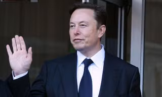 Phản ứng của Elon Musk khi bị nữ nhà văn kiện