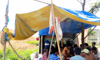 Thanh niên trong làng tụ tập bài bạc là chuyện thường ngày Ảnh: Nam Cường