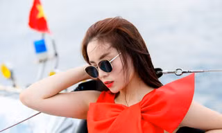 Kỳ Duyên phấn khích thả dáng trên du thuyền sang trọng 