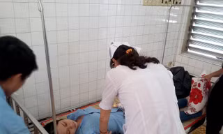 Hơn 60 công nhân nghi bị ngộ độc sau khi ăn bún riêu