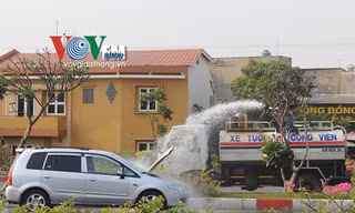 Nhờ có xe tưới nước nên khói và ngọn lửa trước đầu xe ô tô được dập tắt