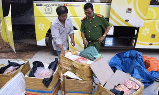 Lực lượng công an đang làm việc với tài xế 