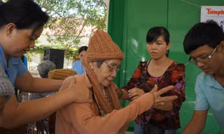 Áo ấm mùa xuân đến với cụ già Cần Thơ