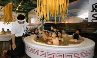 Kỳ lạ spa dùng... 'nước hầm thịt' làm nước tắm
