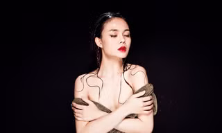 Giang Hồng Ngọc ướt sũng gợi cảm với bộ ảnh 'phong thủy'