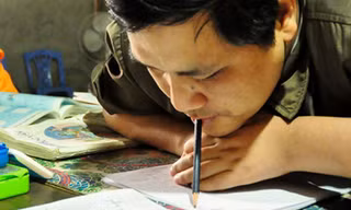 Một ngày ở lớp học thầy giáo viết chữ bằng miệng