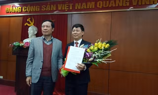 Phó Ban Tuyên Giáo T.Ư Phạm Văn Linh (bên trái) trao quyết định bổ nhiệm cho đồng chí Trần Thanh Lâm.