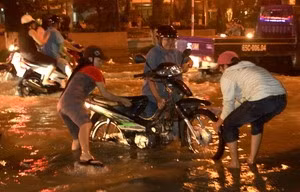 Người Sài Gòn lao đao vì triều cường lịch sử