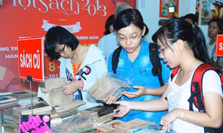 Nhiều bạn trẻ tìm đến với quầy sách cũ