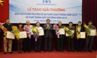 Phó Chủ tịch thường trực Ủy ban ATGT quốc gia Đinh La Thăng trao giải cho các cơ quan báo chí