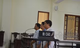 Ba cán bộ kiểm lâm trước vành móng ngựa. Ảnh Vietnamnet