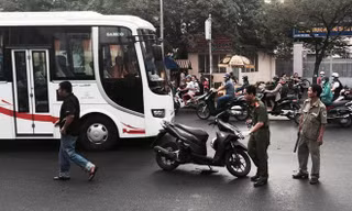 Cảnh sát khám nghiệm chiếc xe hai hung thủ bỏ lại hiện trường. 