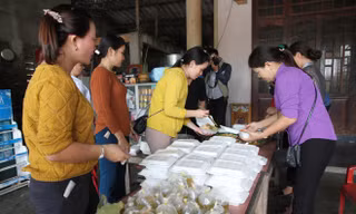 Quảng Trị: Những suất cơm tình nghĩa đến đồng bào vùng lũ