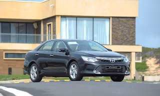 Toyota Camry 2016: Thêm trang bị, hạ giá bán