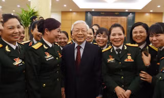 Tổng Bí thư Nguyễn Phú Trọng với các đại biểu về dự Đại hội Phụ nữ toàn quân lần thứ VI