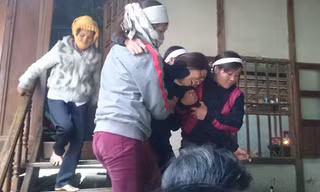Chị Túc liên tục ngất xỉu khi dân làng đưa anh Danh ra nghĩa trang.