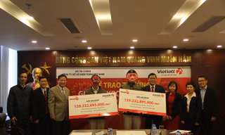 Hai người tới từ Thái Bình và Bến Tre nhận giải đặc biệt gần 160 tỷ đồng.