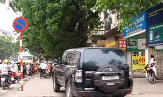 Xế hộp 'làm xiếc' trên vỉa hè