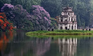 Hà Nội mưa, nắng đan xen, oi bức về trưa