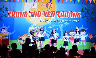 'Trung thu yêu thương' đến với các bệnh nhi tại viện E