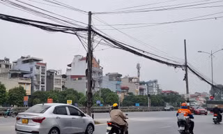 Hãi hùng với dãy cột điện nghiêng ngả, chằng chịt dây rợ giữa Quốc lộ 1A 