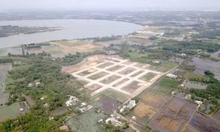 Giá và thanh khoản đất nền sụt giảm mạnh vì áp lực tài chính