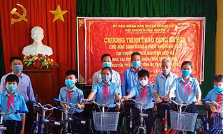 Ban giám hiệu Trường THCS Nguyễn Hữu Đà đã trao 10 chiếc xe đạp cho các học sinh có hoàn cảnh khó khăn.