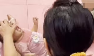 Đình chỉ cơ sở bảo mẫu 'giật tóc, tát vào miệng trẻ' khi cho ăn 