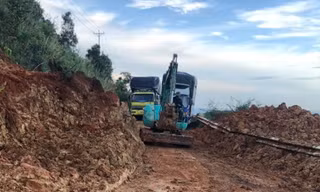 Hàng chục mét khối đất đá từ trên núi đổ ập xuống quốc lộ