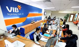 Người nhà lãnh đạo ngân hàng, chủ tịch công ty đua nhau bán cổ phiếu