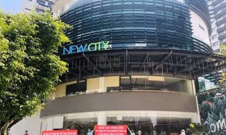 Cư dân chung cư New City Thủ Thiêm căng băng rôn yêu cầu chủ đầu tư và ban quản lý đối thoại.