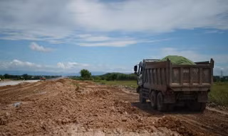 Hàng chục tuyến đường dân sinh bị băm nát vì xe chở vật liệu thi công cao tốc