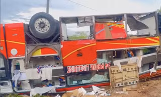 Xe khách giường nằm 'phơi bụng' trên quốc lộ