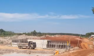 Cảnh đối lập trong thi công cao tốc Biên Hòa - Vũng Tàu